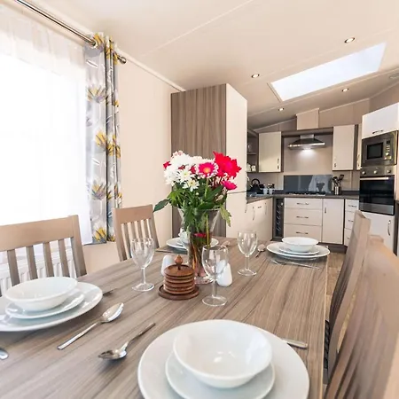 Audley With Hot Tub *